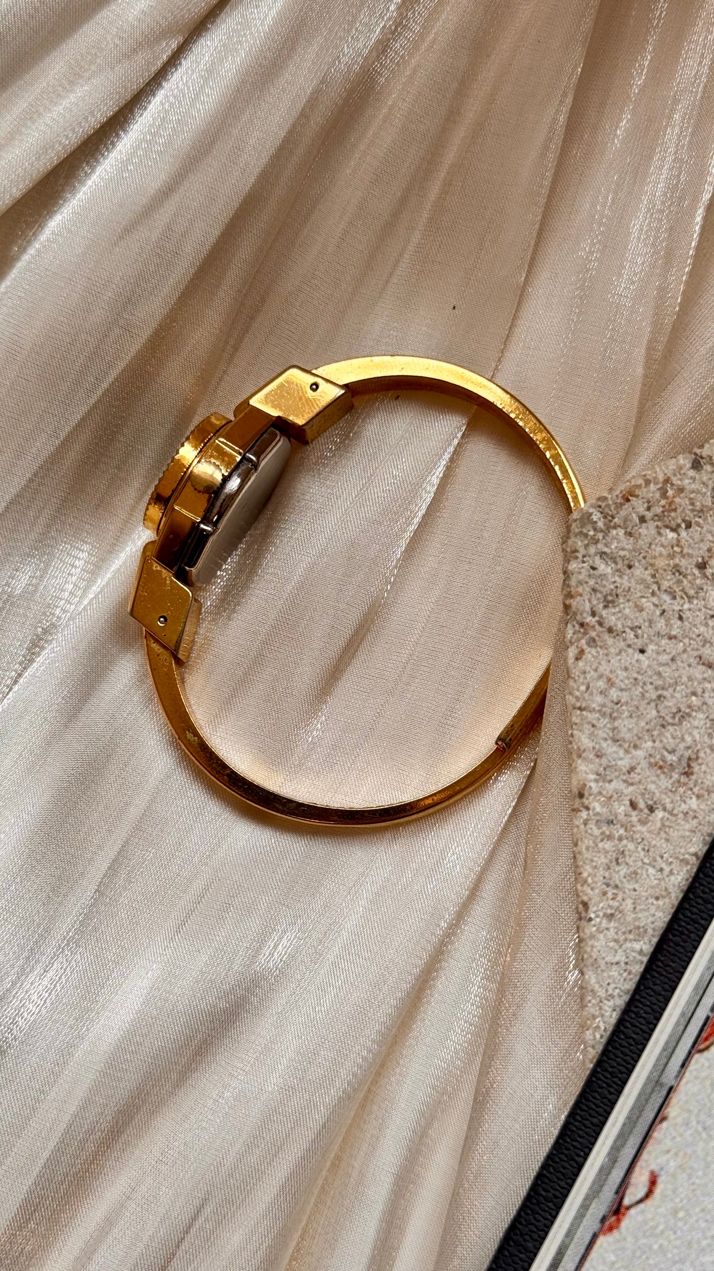 B-watch Peekaboo vintage watch