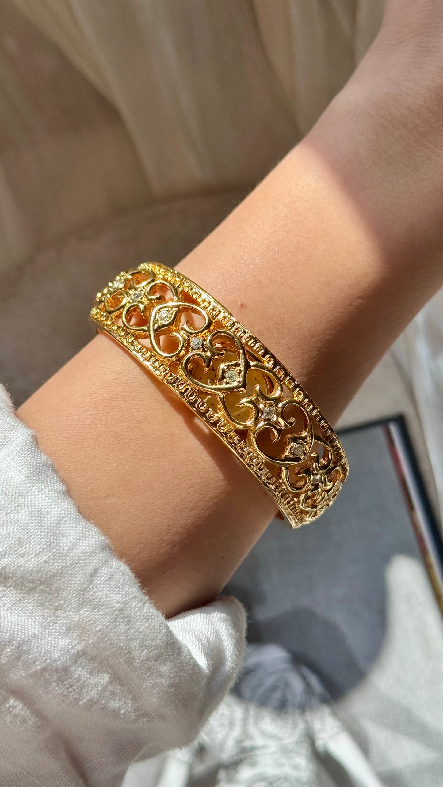 G Valentino Peekaboo vintage watch