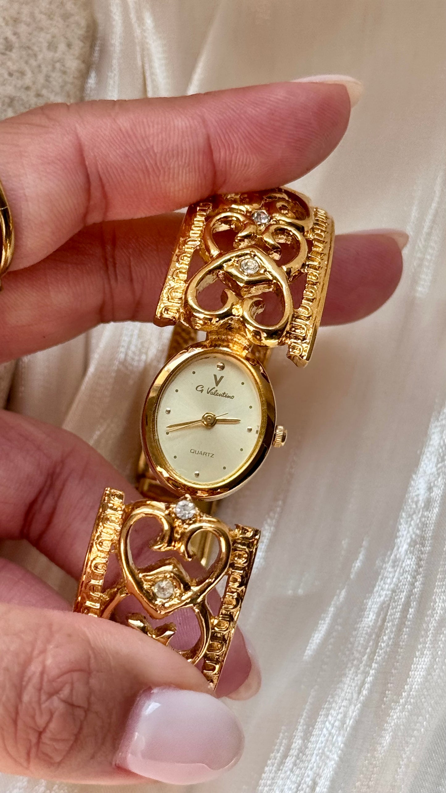 G Valentino Peekaboo vintage watch