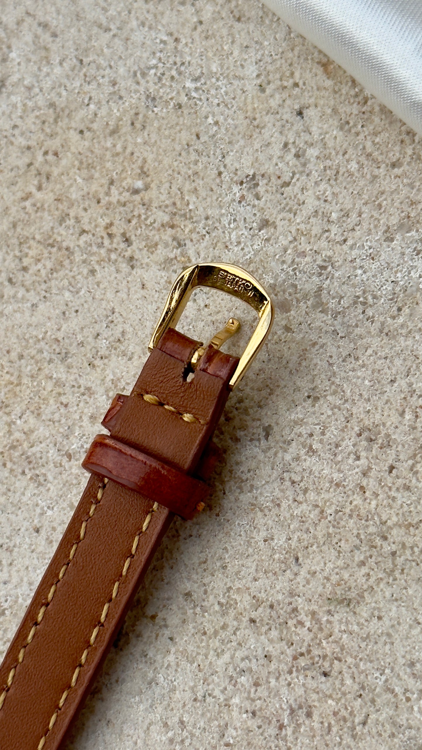 Seiko Vintage Watch 1994 - Oval face, gold-plated, handmade leather