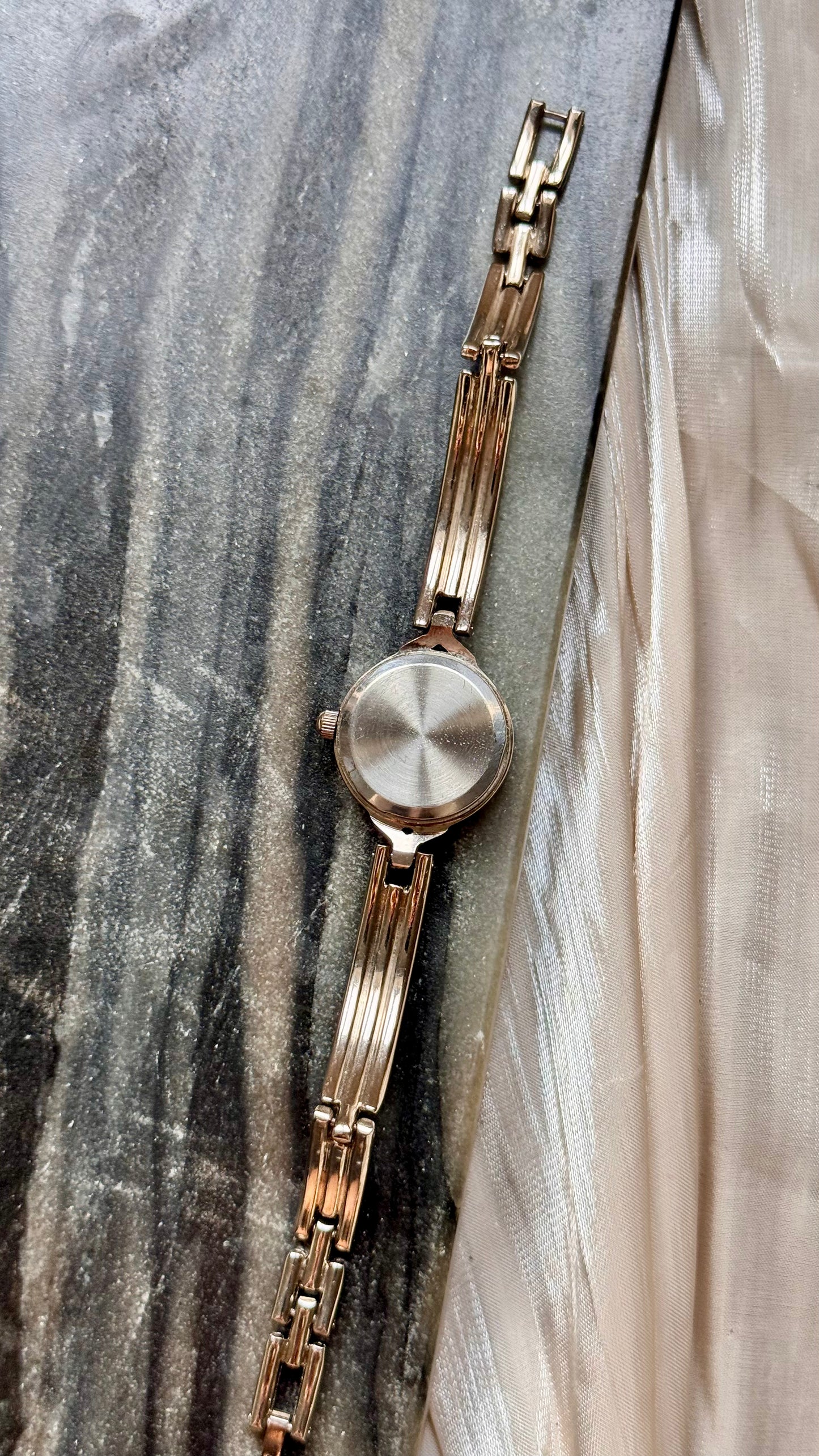 Vanesia Vintage Watch 1990s - Mother of Pearl Dial