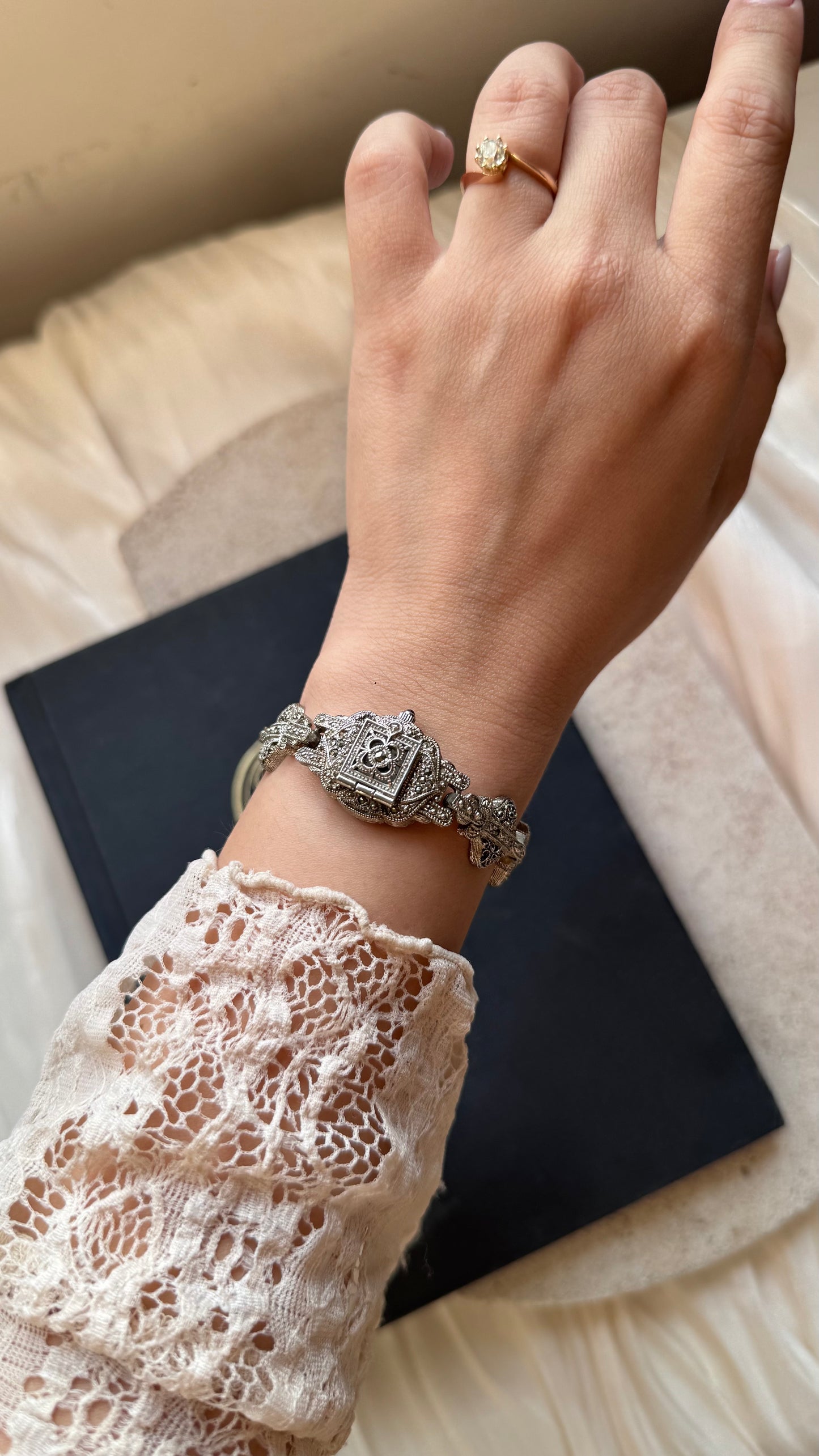 Lamue Peekaboo vintage watch