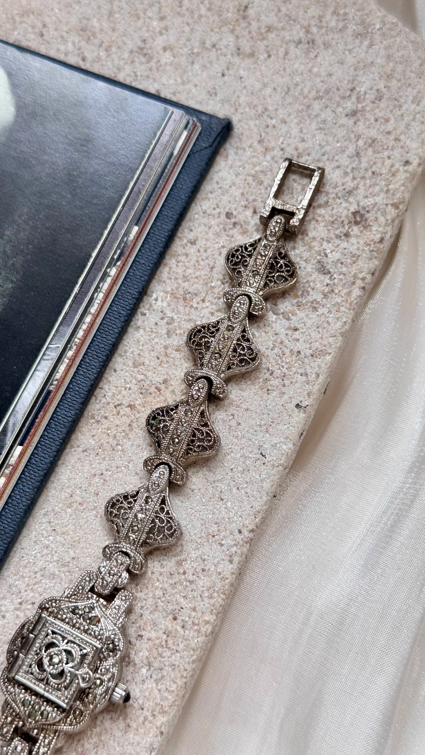 Lamue Peekaboo vintage watch