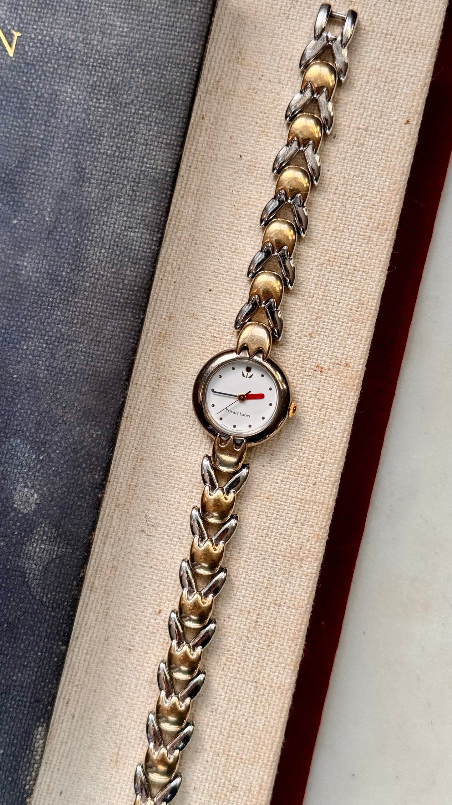 Private Label vintage watch with tulips bracelet