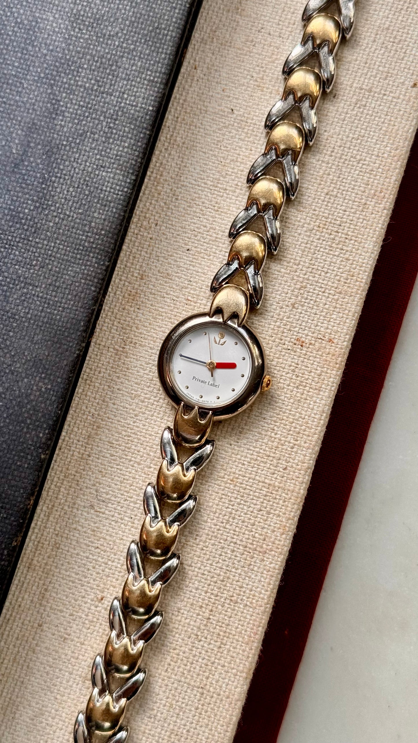 Private Label vintage watch with tulips bracelet