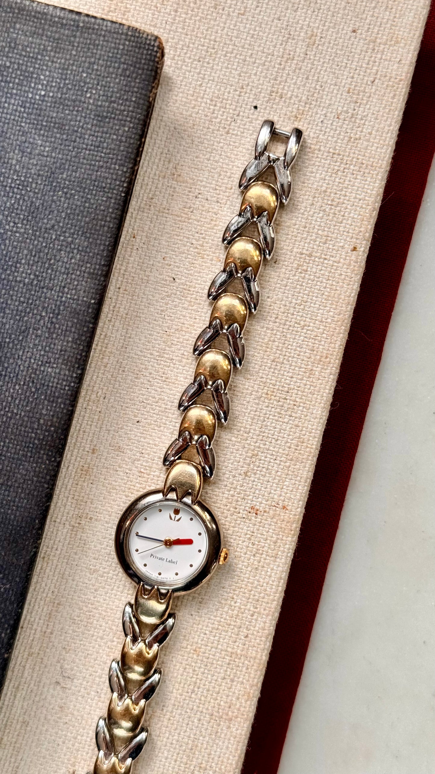 Private Label vintage watch with tulips bracelet