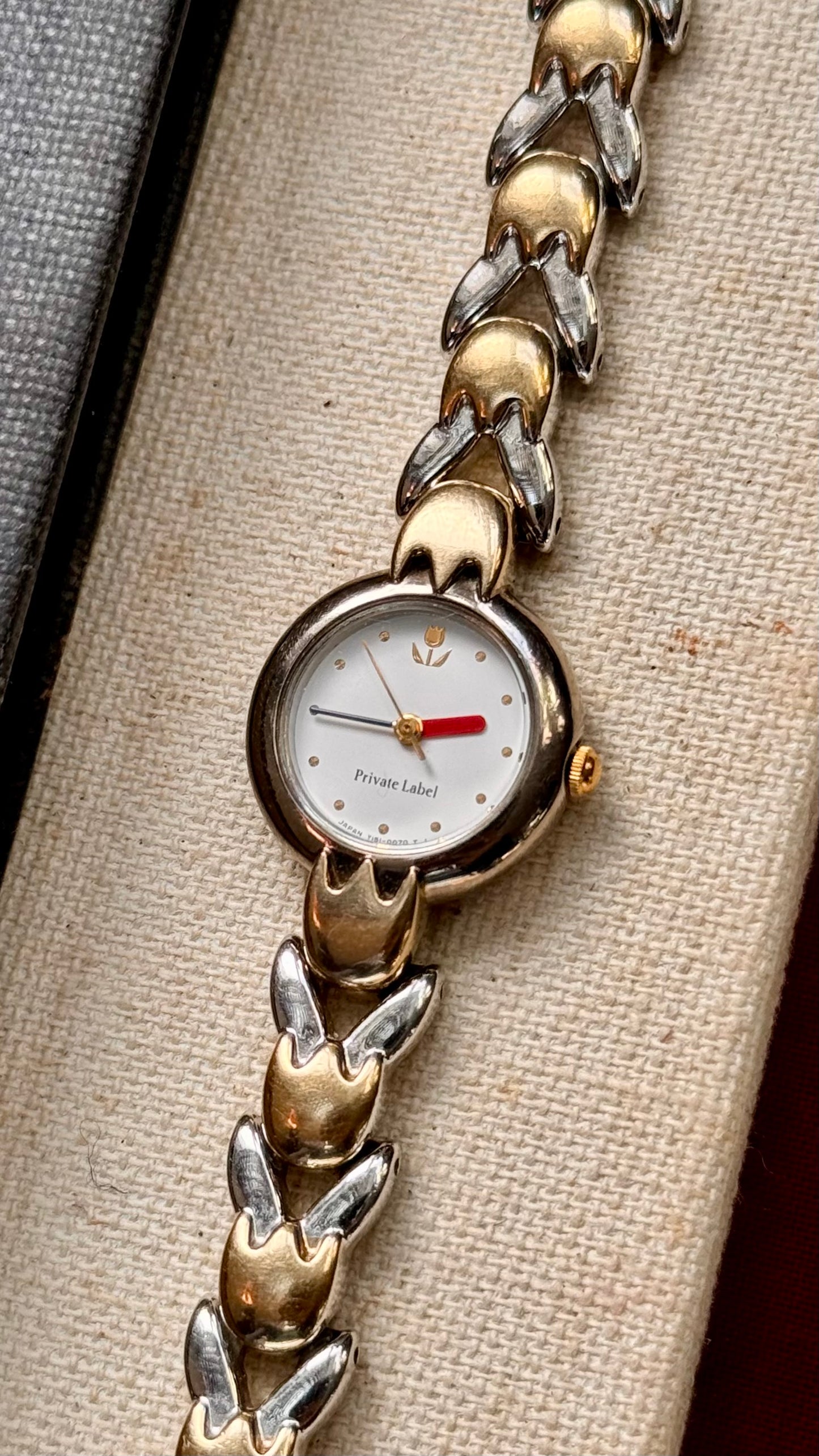 Private Label vintage watch with tulips bracelet