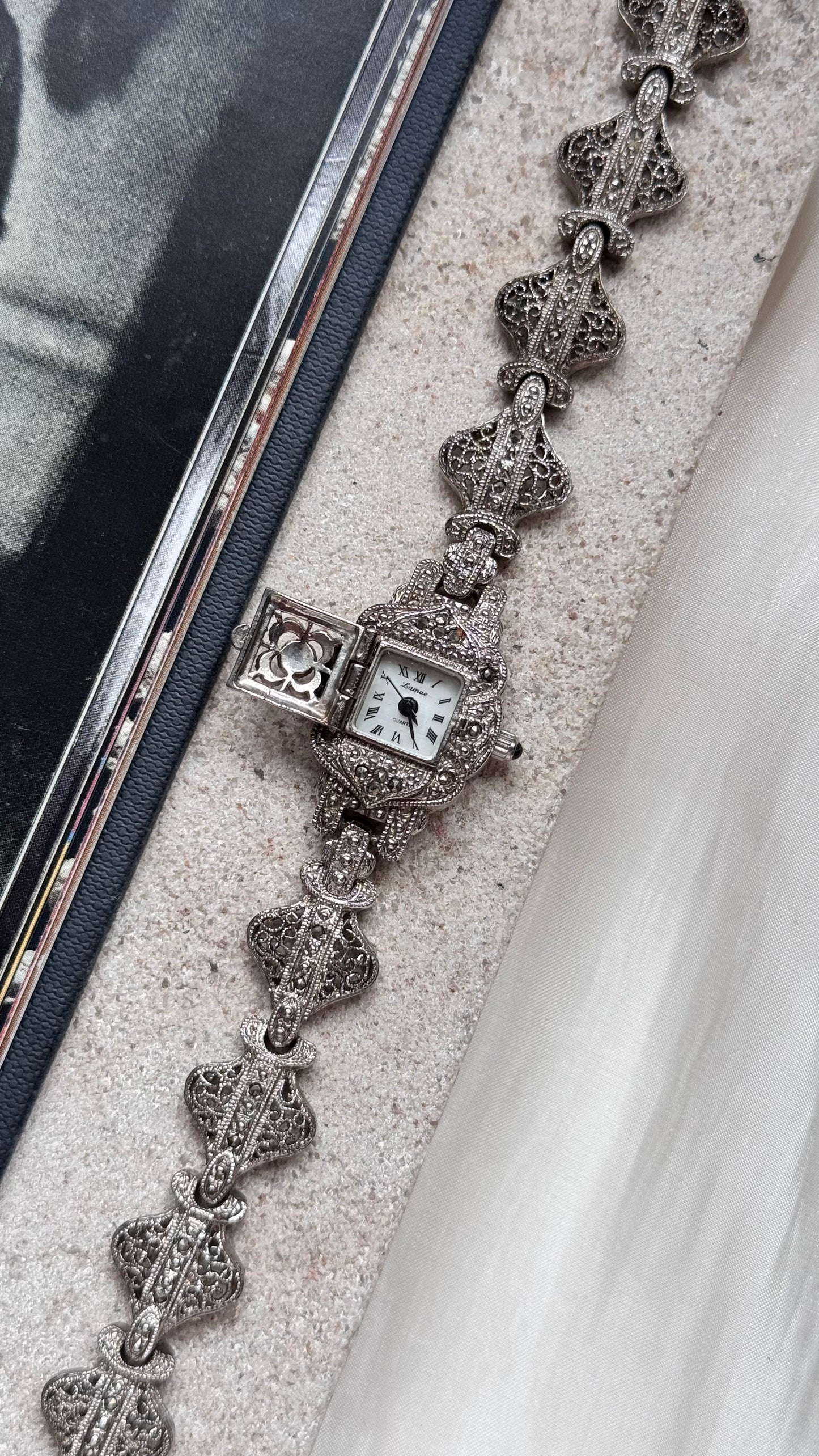 Lamue Peekaboo vintage watch