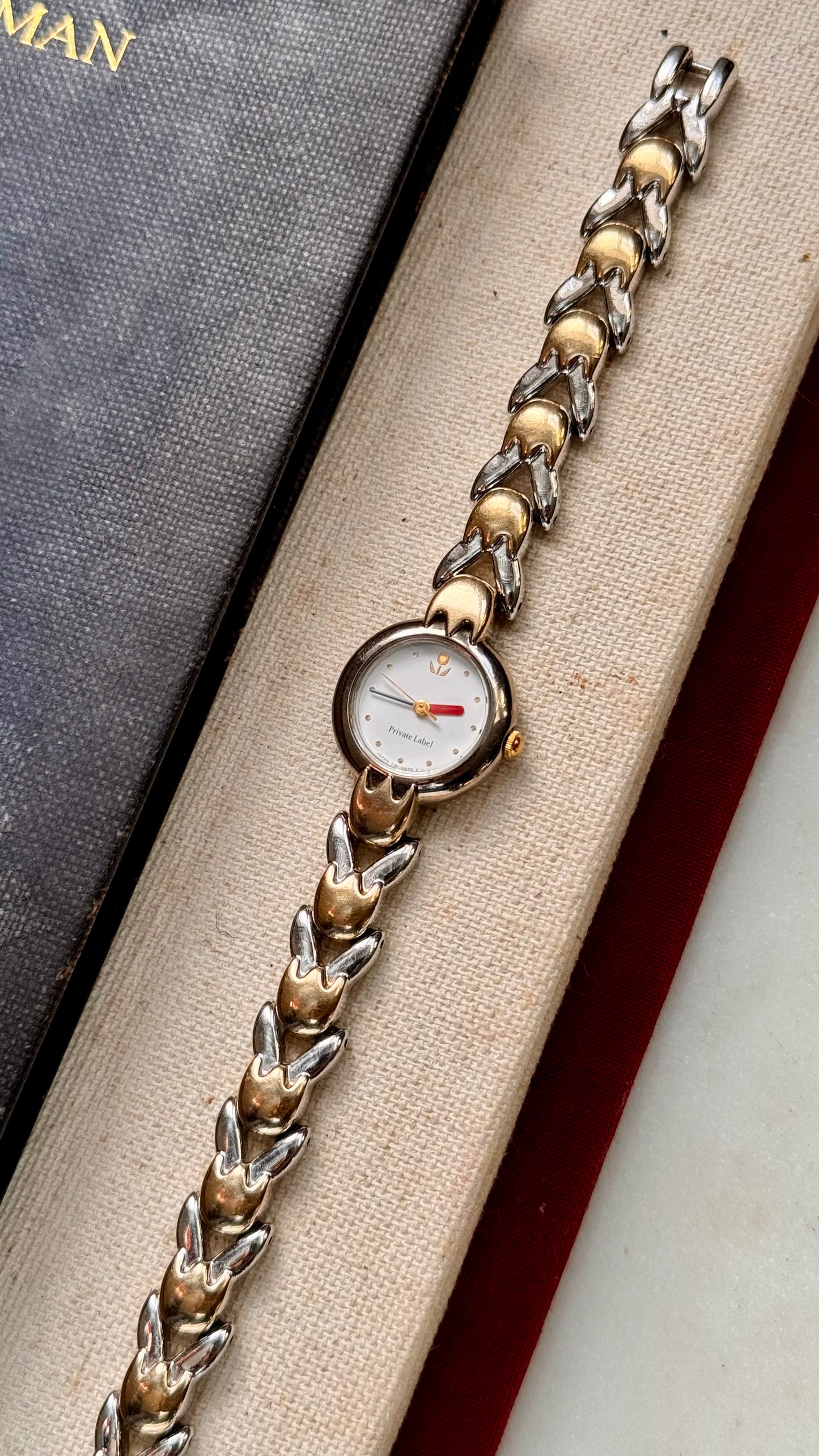 Private Label vintage watch with tulips bracelet