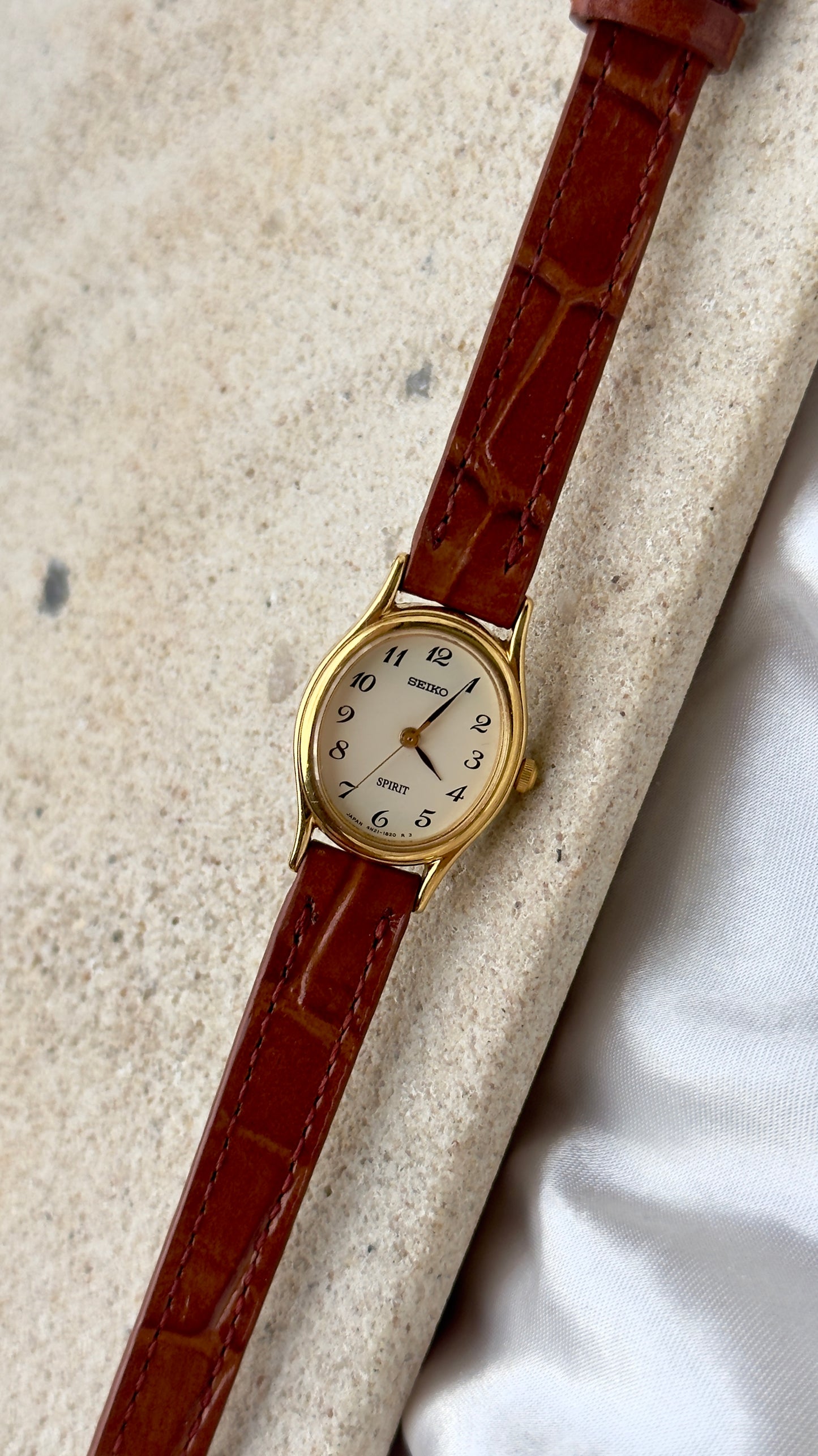 Seiko Vintage Watch 1994 - Oval face, gold-plated, handmade leather