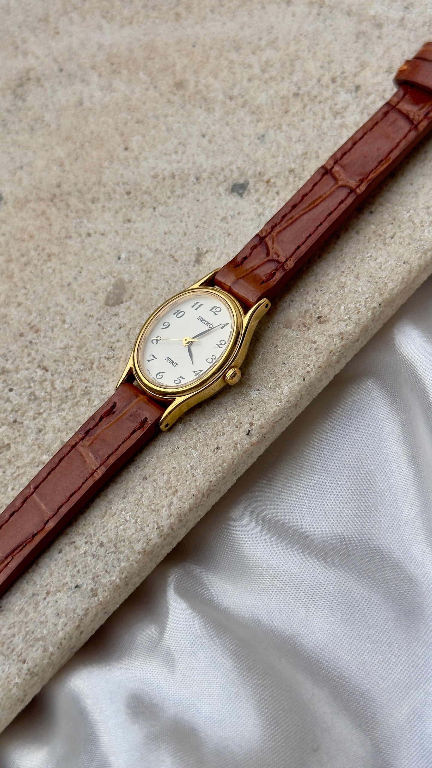 Seiko Vintage Watch 1994 - Oval face, gold-plated, handmade leather