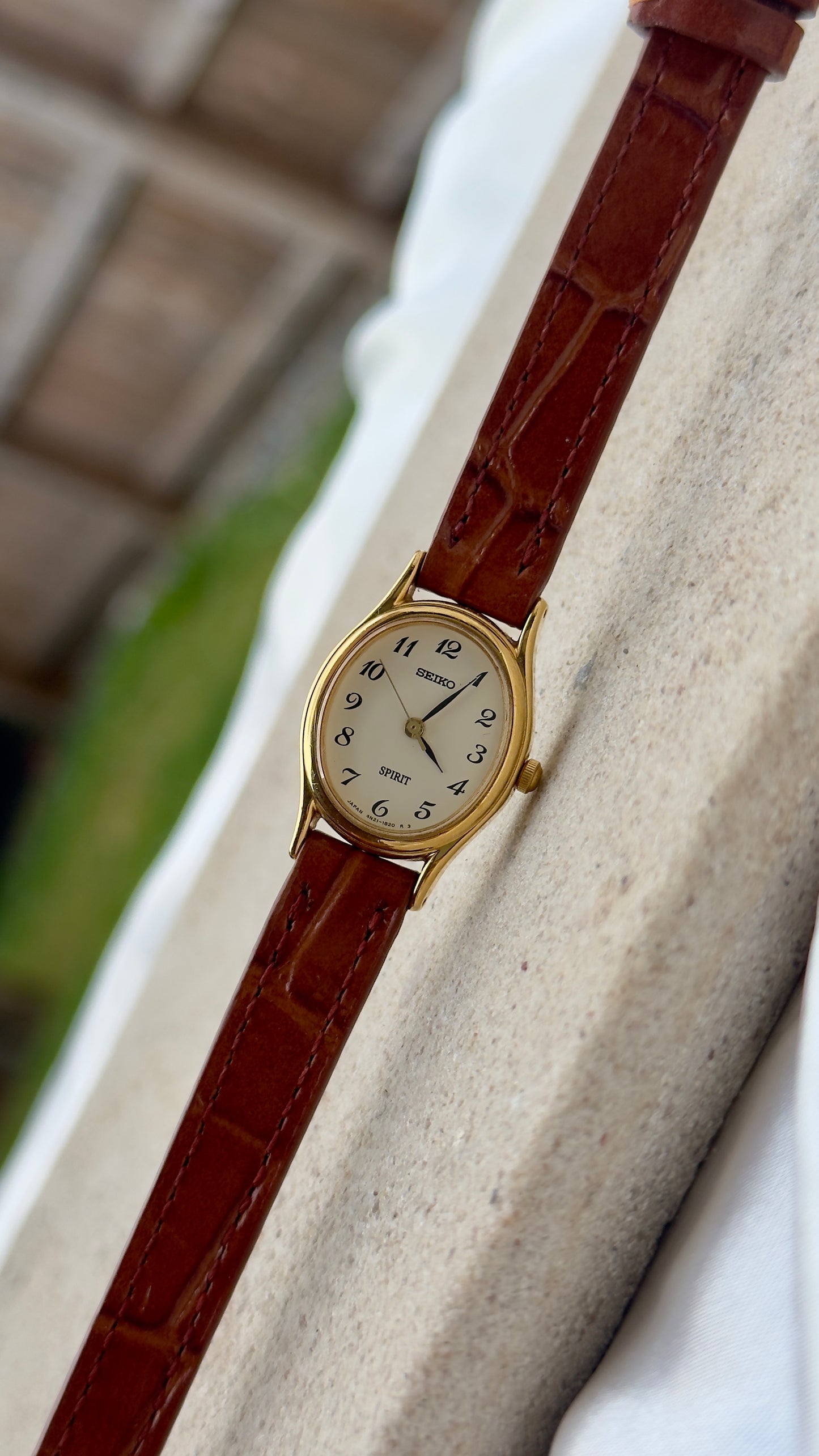 Seiko Vintage Watch 1994 - Oval face, gold-plated, handmade leather