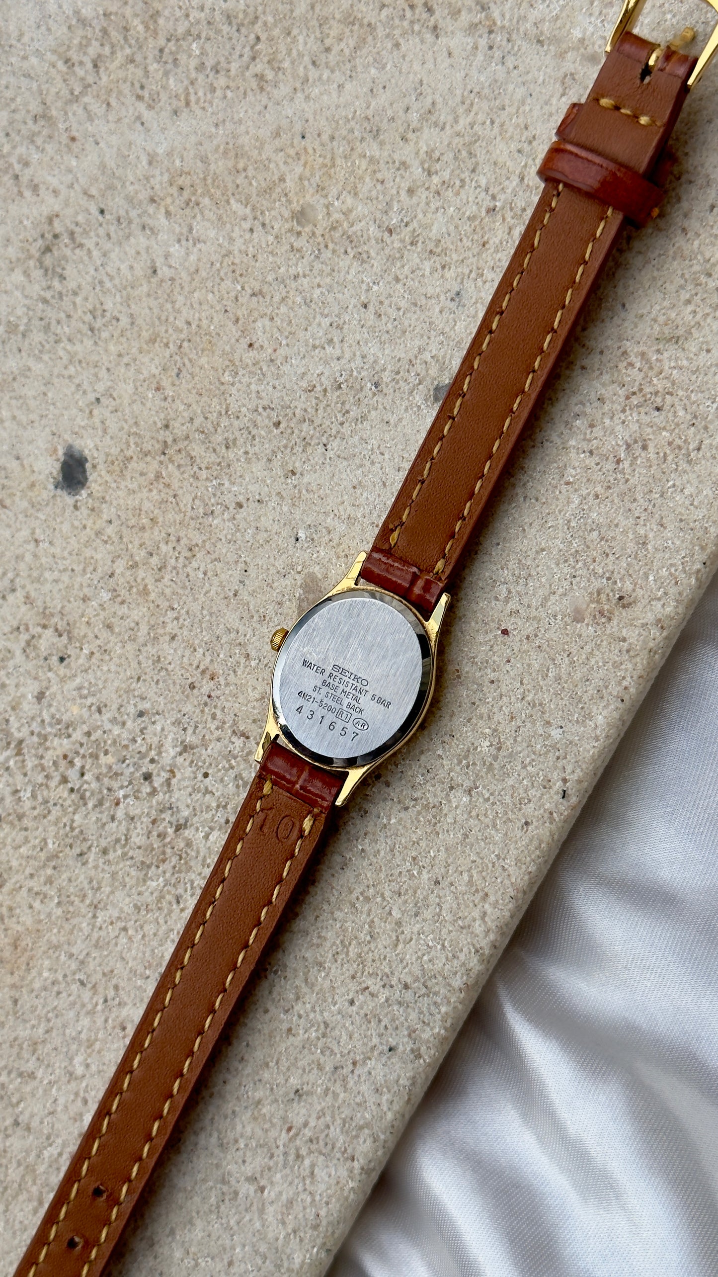 Seiko Vintage Watch 1994 - Oval face, gold-plated, handmade leather