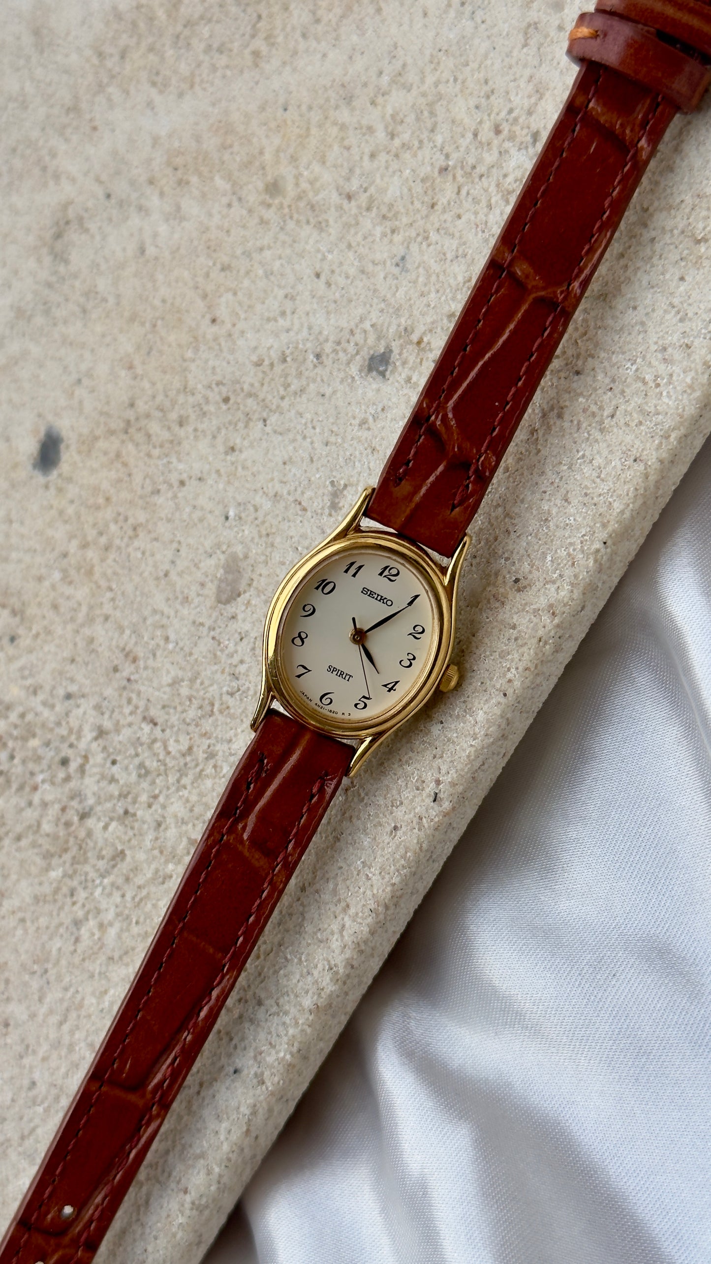 Seiko Vintage Watch 1994 - Oval face, gold-plated, handmade leather