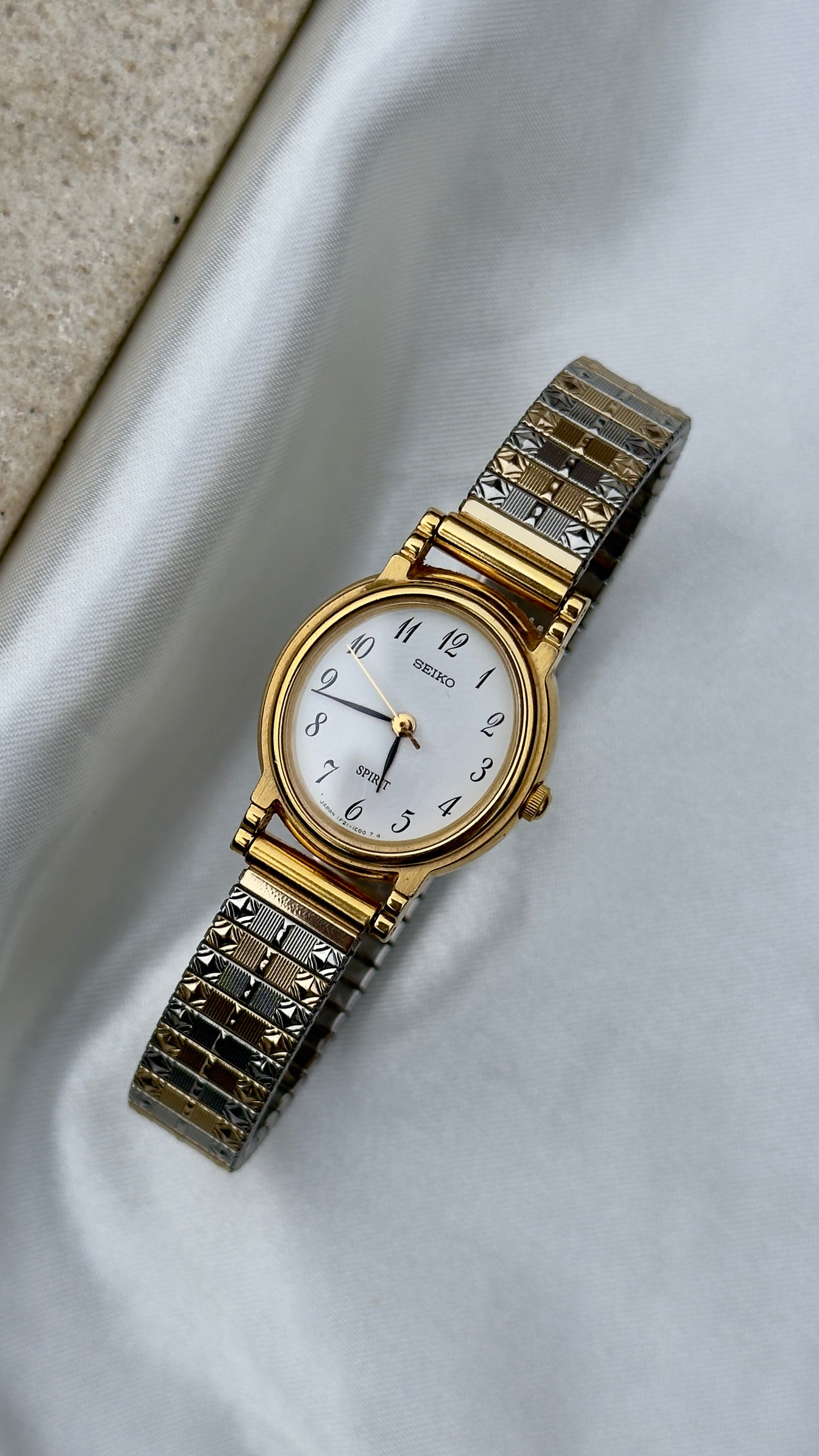 Seiko Spirit Vintage Watch 1996 - Oval Stepped Case  Black Dial with duo tone stretch band