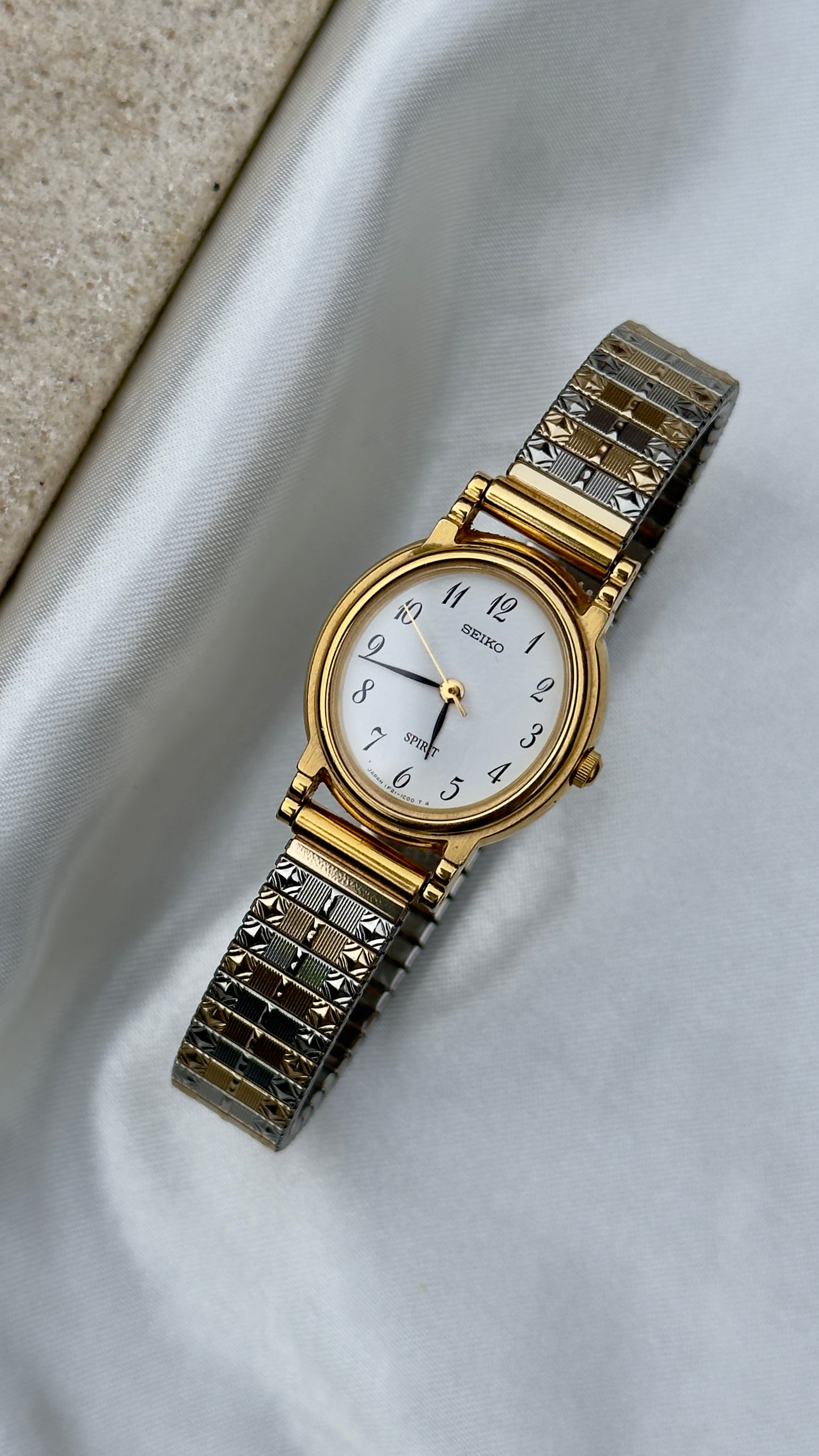 Seiko Spirit Vintage Watch 1996 - Oval Stepped Case  Black Dial with duo tone stretch band