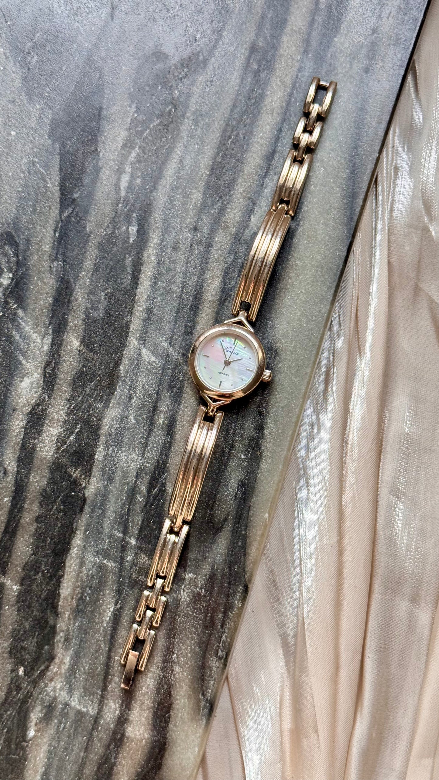 Vanesia Vintage Watch 1990s - Mother of Pearl Dial