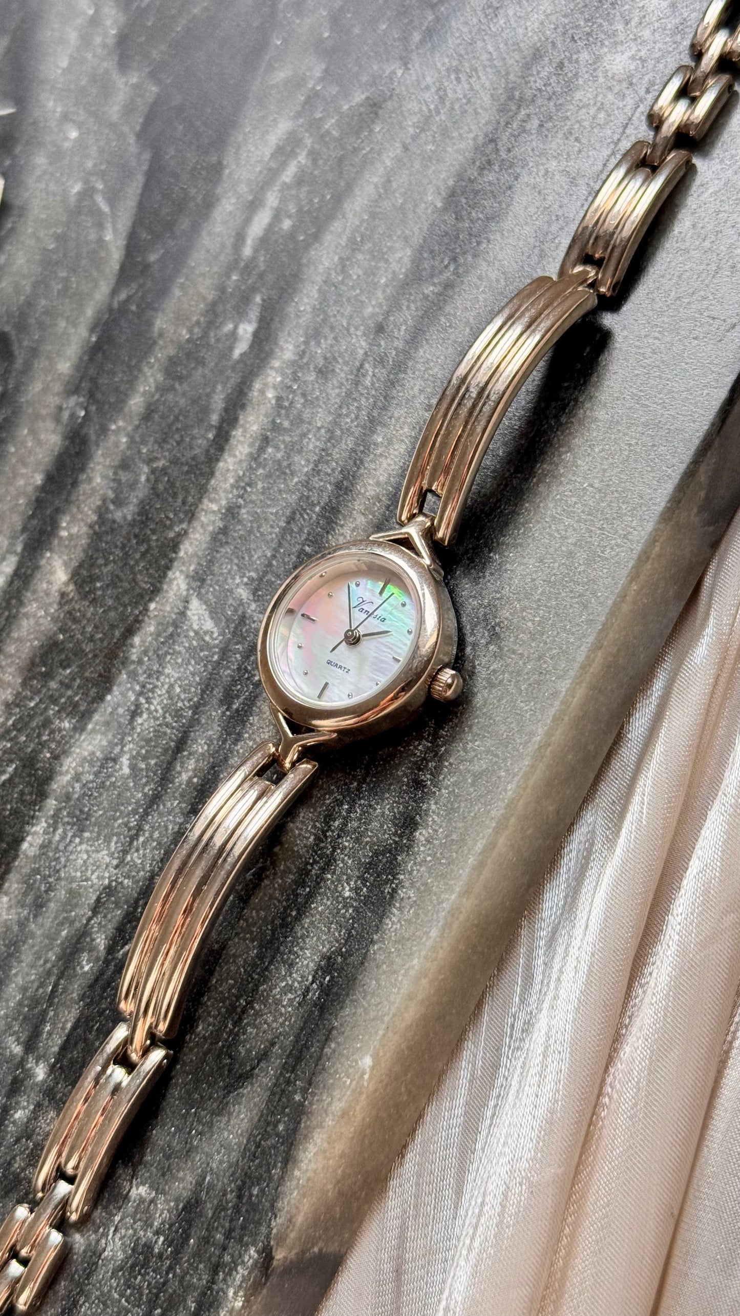 Vanesia Vintage Watch 1990s - Mother of Pearl Dial