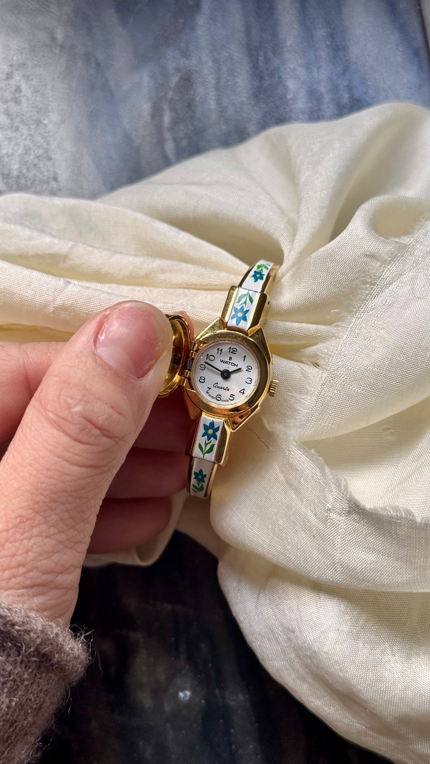 Clovat Peekaboo vintage watch