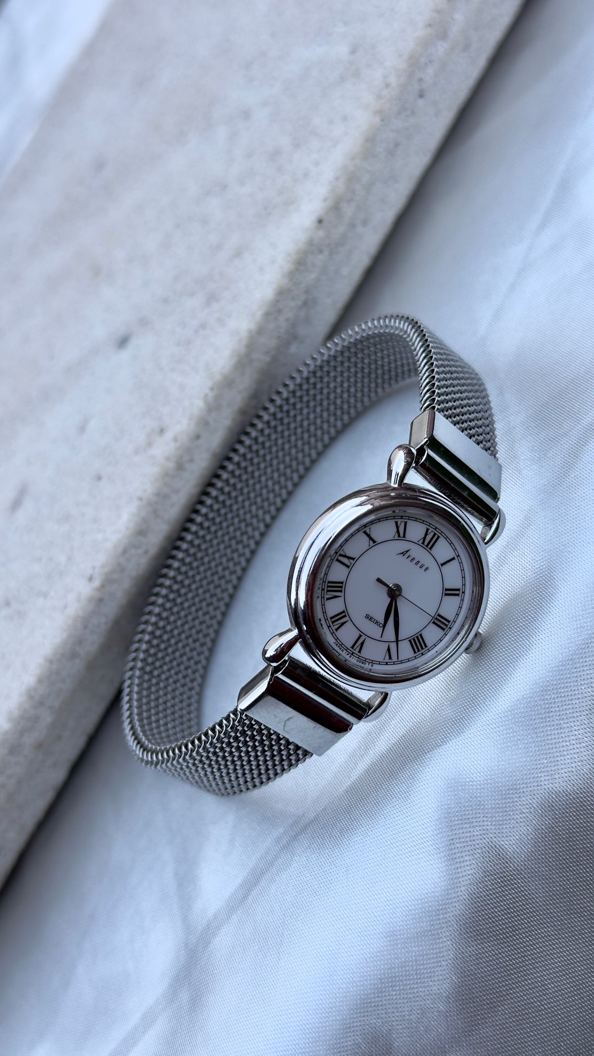 Seiko Avenue Vintage Watch 1999 Roman Numerals - stretch band