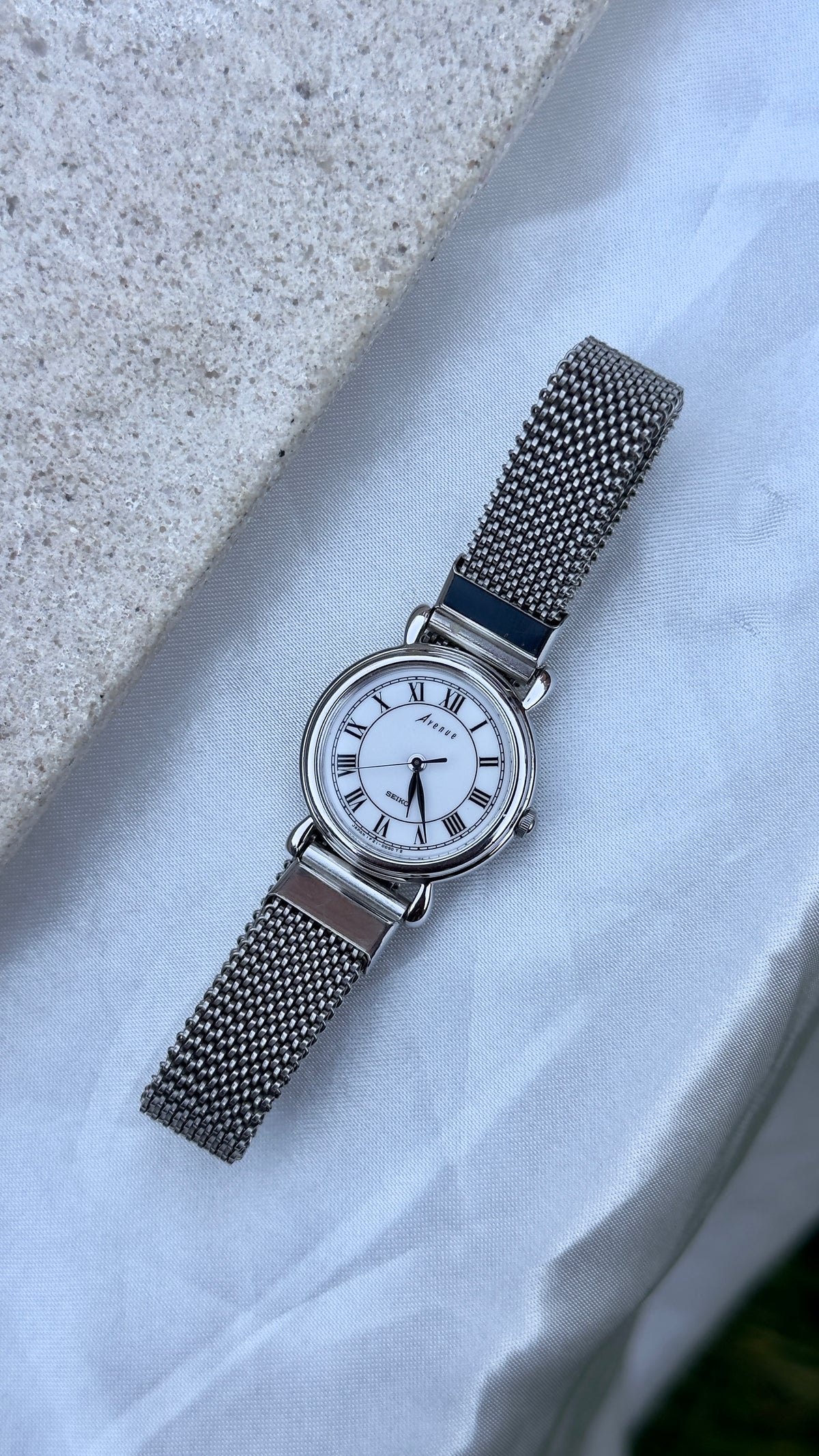 Seiko Avenue Vintage Watch 1999 Roman Numerals - stretch band